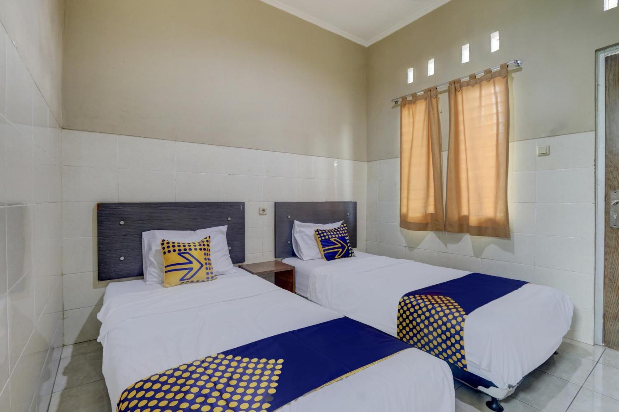 Oyo Life 90159 Puri Asoka Guest House Semarang Exterior foto