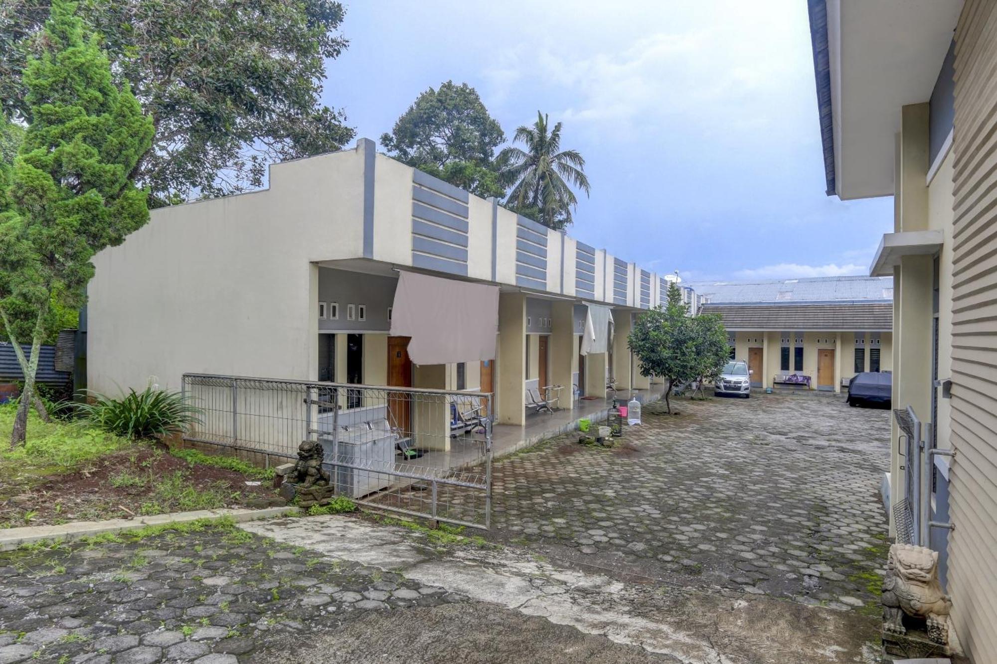 Oyo Life 90159 Puri Asoka Guest House Semarang Exterior foto