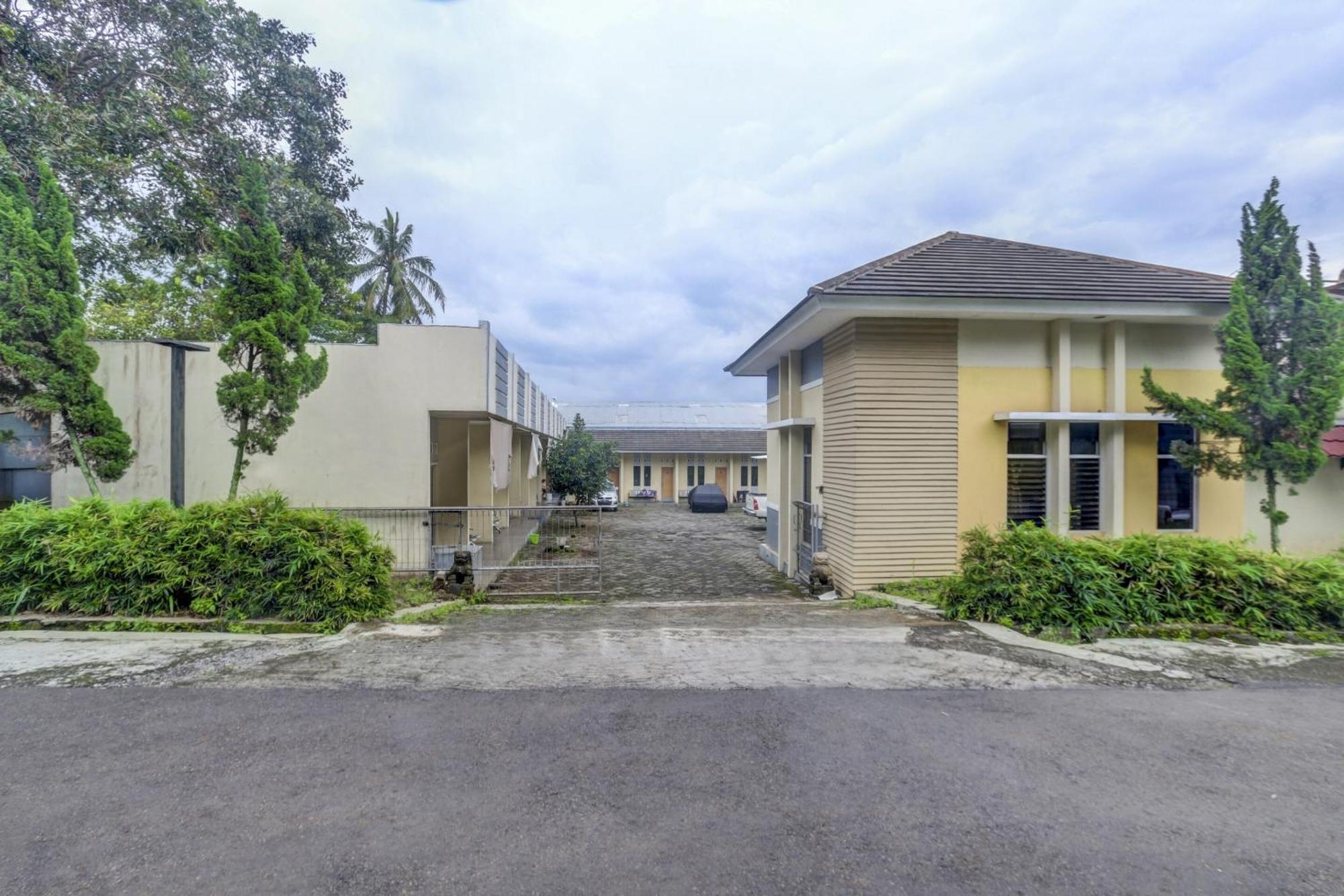 Oyo Life 90159 Puri Asoka Guest House Semarang Exterior foto
